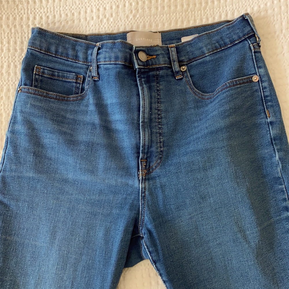 Everlane medium wash high waisted ankle jeans.